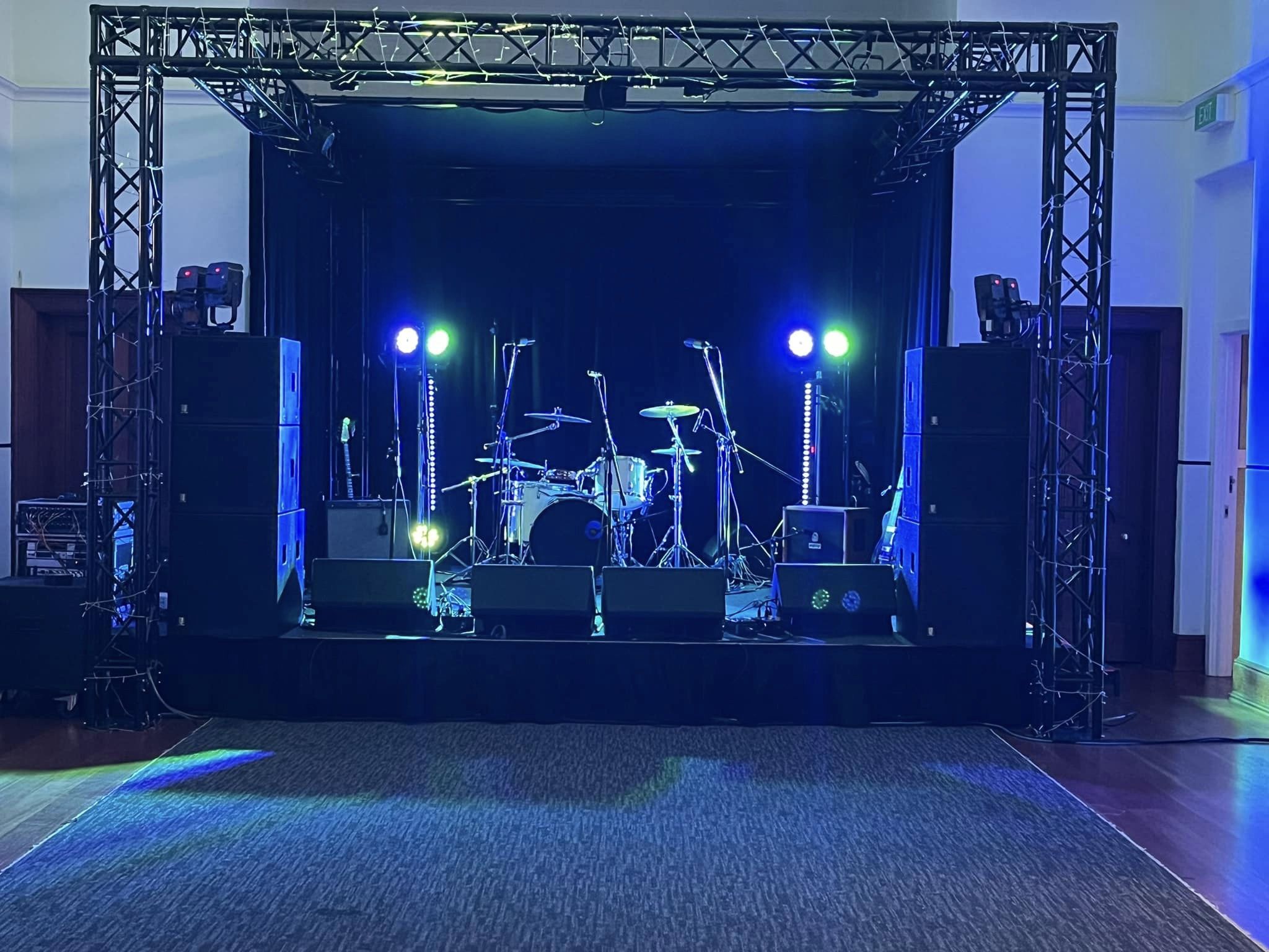 sTAGE SET UP